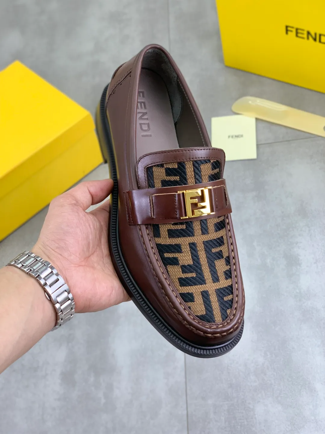 ​Men's shoes 💰P480💰[New model] Water dyed cowhide 🆘 The latest FENDI (Fendi) new casual leather shoes 🕶️🕶️Simple routing effect, showing an elegant and cool driving shoe 🎬Made of Italian 🇮🇹 imported calfskin + first-layer water-dyed cowhide lining🐂Excellent material🎬Detailed workmanship 🤗Comfortable foot feel➰➰. ​Pair it with any outfit to show your taste and temperament, low-key luxury ♻️Design ​simple and elegant ​noble and fashionable 🍃​Very loved and favored by trendy men 💓❤️Size: 38-44 2⃣️colors available